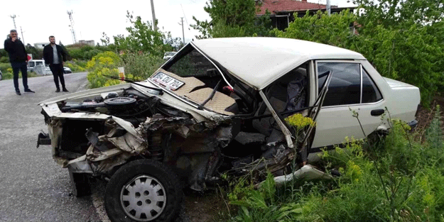 Kütahya'da otomobil tıra çarptı: 2 yaralı