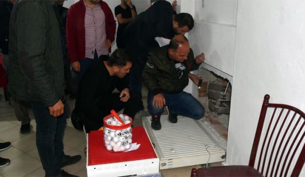 Kütahya'da peteği kaldıran polisler görünce şoke oldu