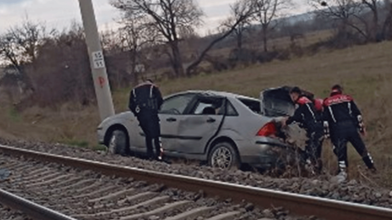 Kütahya'da polisten kaçan araç takla attı!