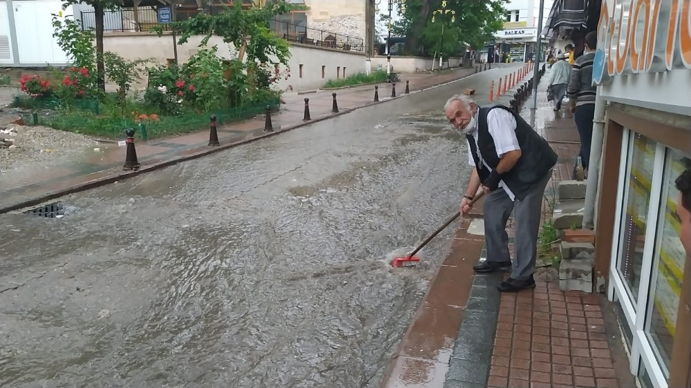 Kütahya’da sağanak yağış etkili oldu 