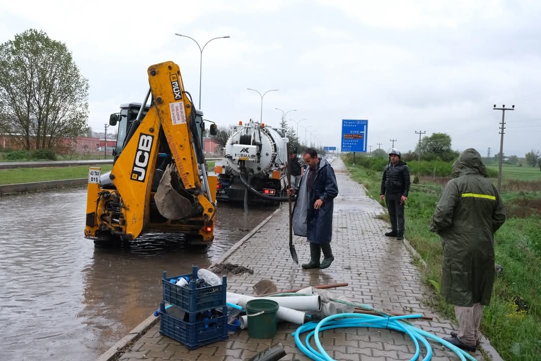 Kütahya'da sağanak yağış etkili oldu, yollar göle döndü