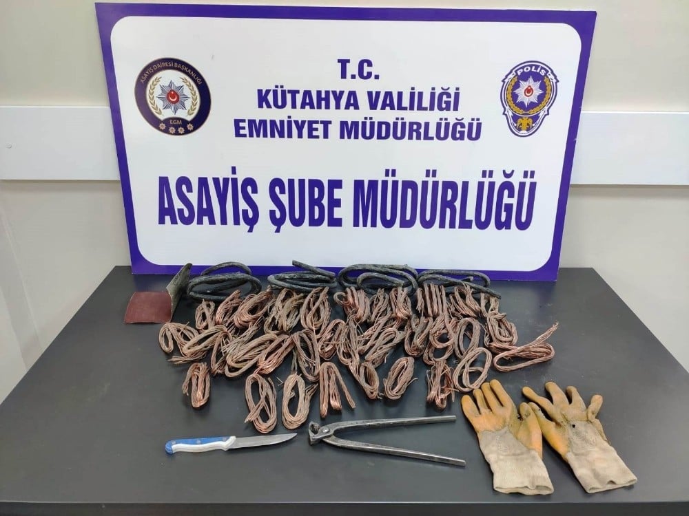 Kütahya’da şahsın üzerinde 13 kilo bakır kablo ele geçirildi 