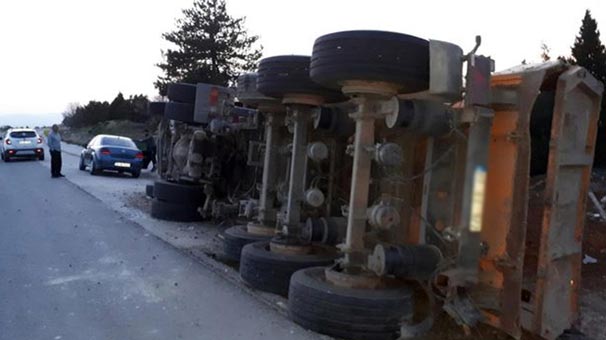 Kütahya'da şarampole yuvarlanan TIR'ın sürücüsü ağır yaralandı