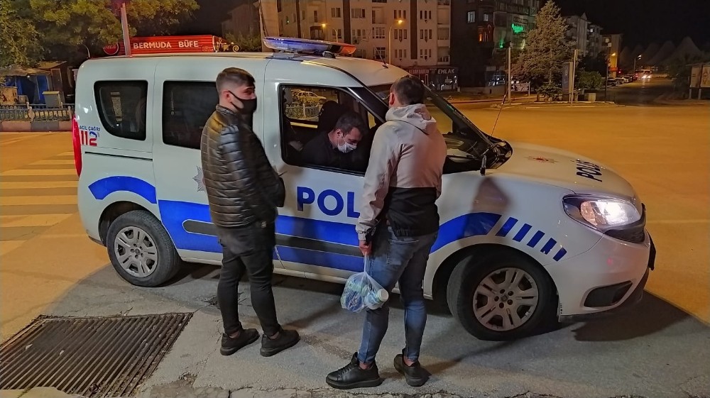 Kütahya’da sokağa çıkma kısıtlamasını ihlal eden 2 kişiye ceza uygulandı 