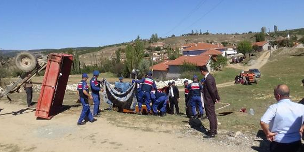 Kütahya'da traktör devrildi, 1'i bebek 2 kişi öldü