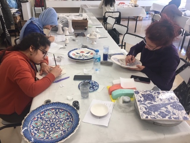 Kütahya’da üniversite öğrencileri çini sanatını öğreniyor 