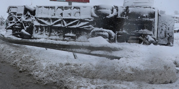 Kütahya'da yolcu otobüsü devrildi: 19 yaralı