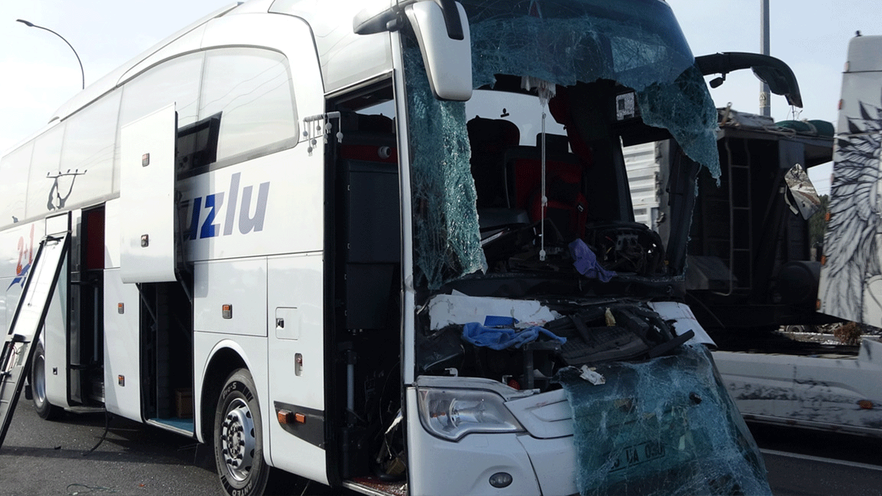 Kütahya'da yolcu otobüsü tıra çarptı: Çok sayıda yaralı var!