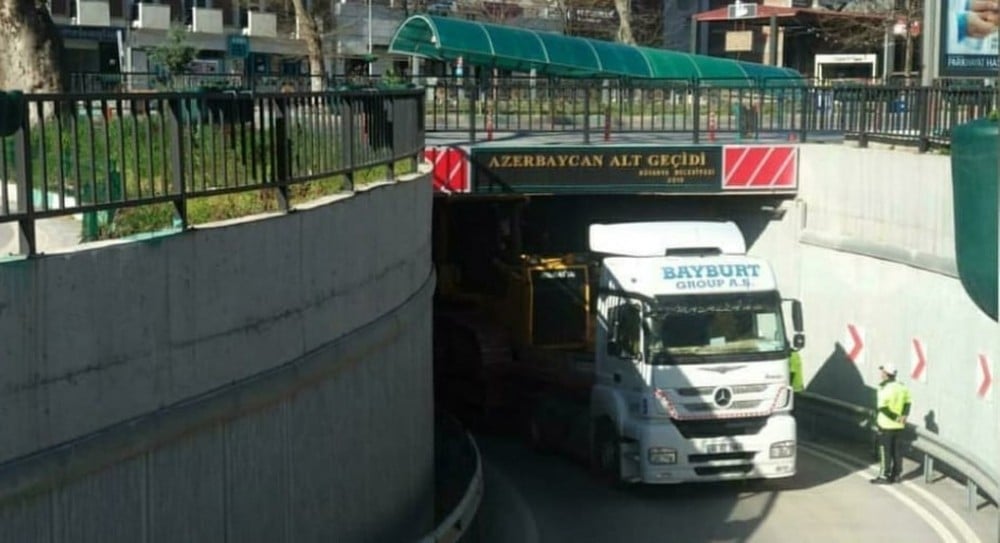 Kütahya’da yüksekliği hesaplamayan tır sürücüsü alt geçide çarptı 