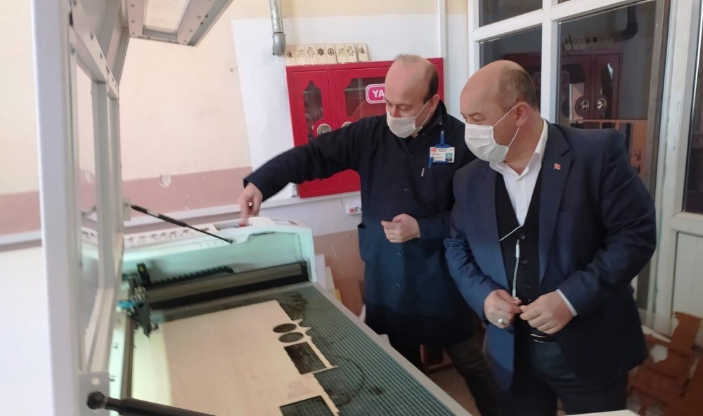 Kütahya’da yüz koruyucu siperlikli maske üretiliyor 