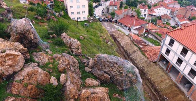 Kütahya'da 'Zincirli Kayalar' dinamitle patlatılarak kaldırılıyor