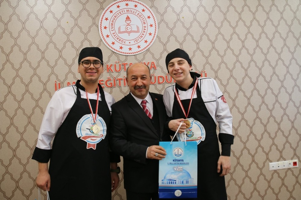 Kütahyalı özel öğrenciler, İstanbul Mutfak Günleri Festivali’nden iki altın madalyayla döndü 