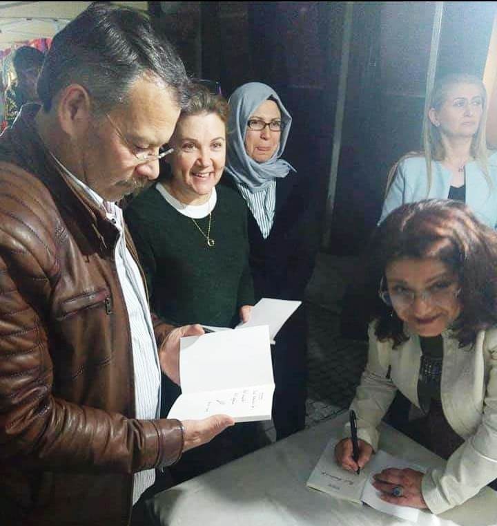 Kütahyalı yazar kitaplarını imzaladı 