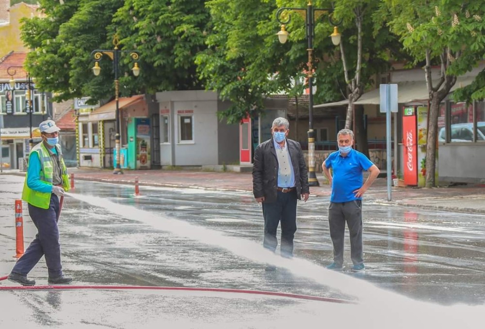 Kütahya’nın cadde ve sokakları dezenfekte edildi 