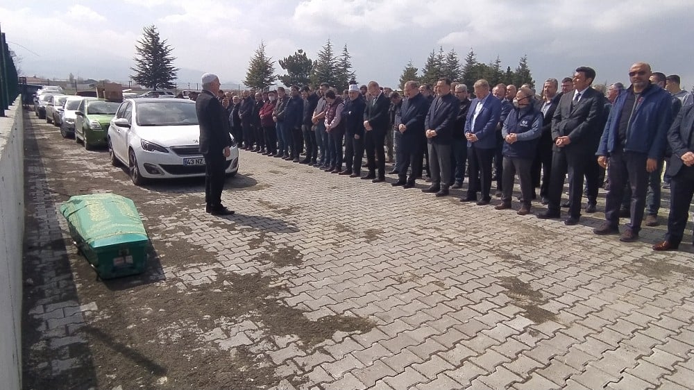 Kütahya’nın sevilen esnaflarından İbrahim Nazlı, son yolculuğuna uğurlandı 