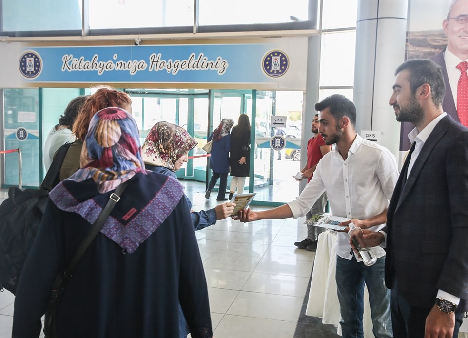 Kütahya’yı kazanan öğrenciler otogarda karşılanıyor 