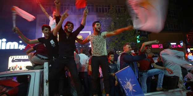 Millet meydanlarda Halk sokaklara döküldü
