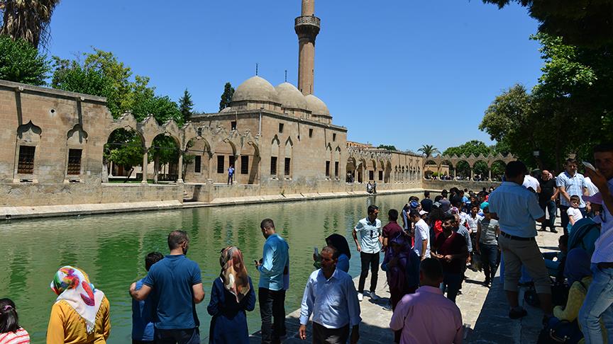 Kutsal mekanlara ziyaretçi akını