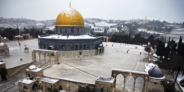 Kudüs'e mevsimin ilk karı düştü