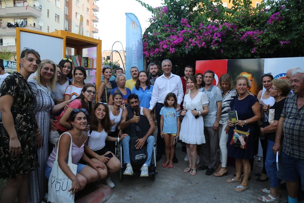 Kütüphane sokağa indi 
