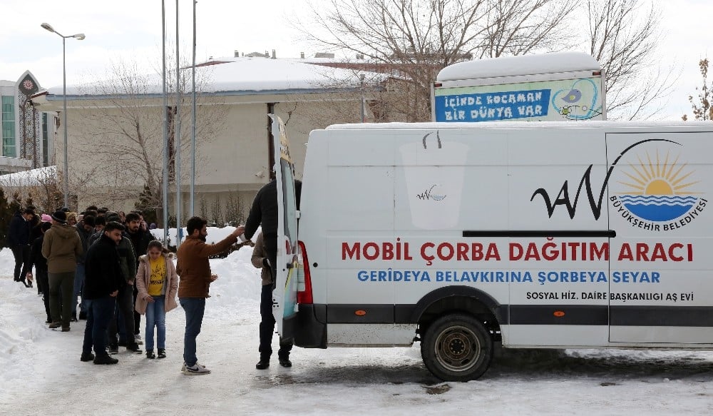 Kütüphanedeki öğrencilere sıcak çorba 