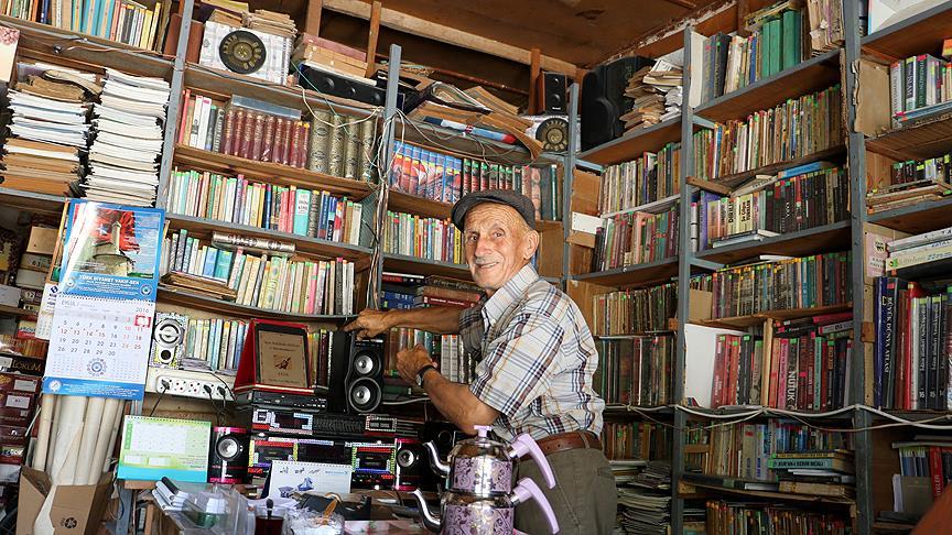 Kütüphaneye dönüştürülen bakkala her yerden kitap yağıyor