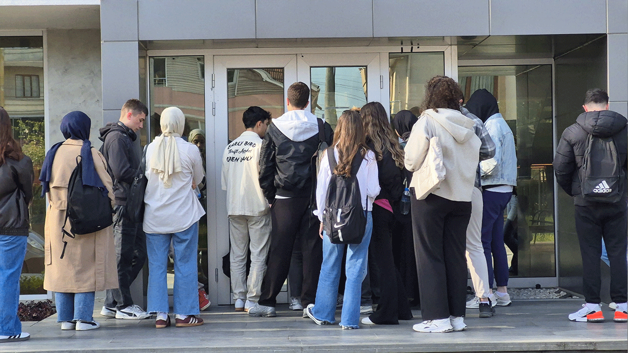 Kütüphaneye girmek için sabah kuyruğa giriyorlar!