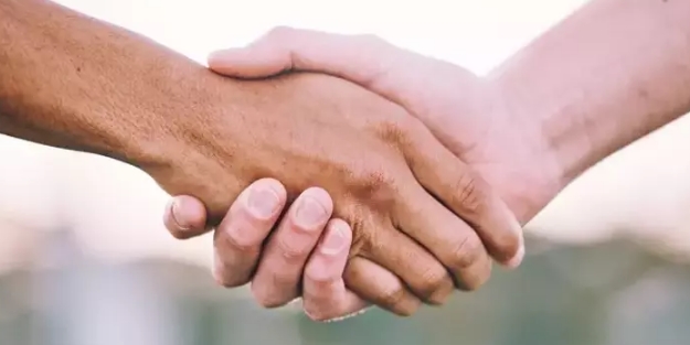 Kuveyt, mezarlıklarda tokalaşmayı yasaklayacak