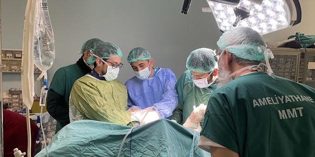 Kuveyt’ten gelen sağlık ekibi depremzedeleri ameliyat ediyor