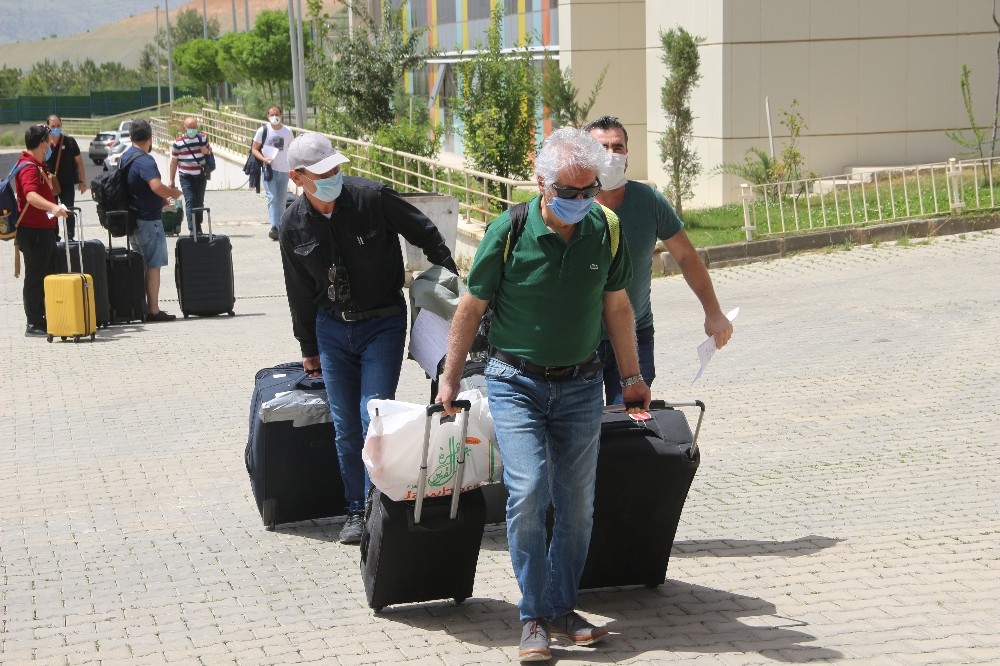 Kuveyt’ten getirilen 70 kişi, karantinadan tahliye edildi 