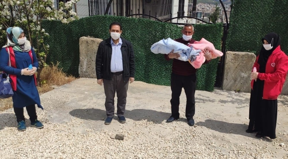 Kuvözde bıraktıkları ikizlerine 68 gün sonra kavuştular 