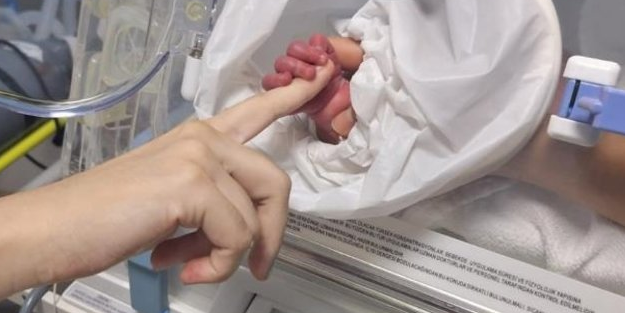 Kuvözdeki bebeğine son kez dokundu... 28 yaşındaki anne tümör ameliyatında vefat etti