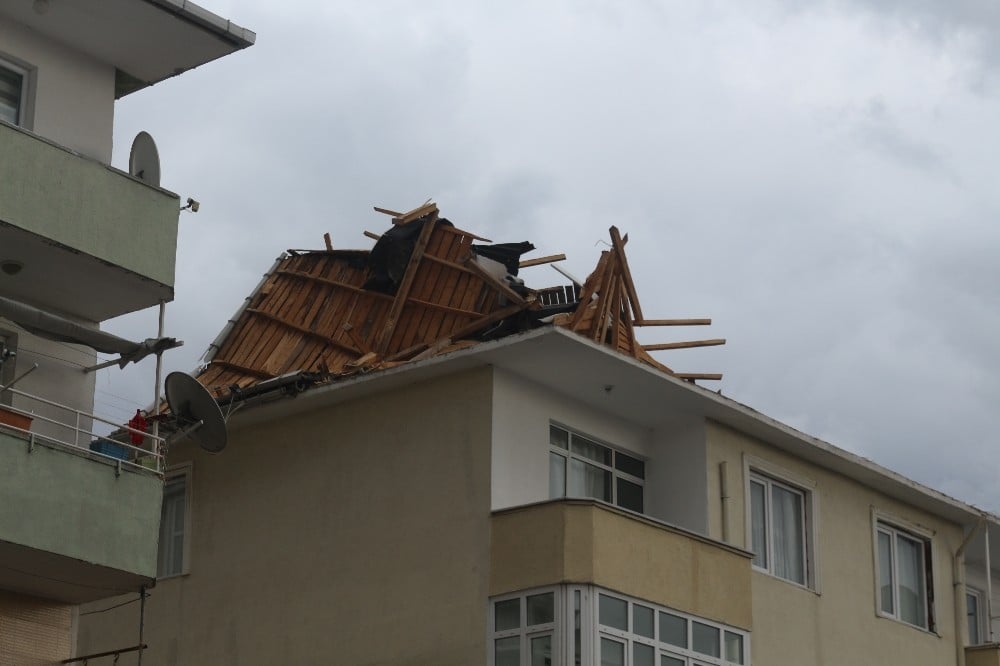 Kuvvetli lodos apartmanın çatısını uçurdu 