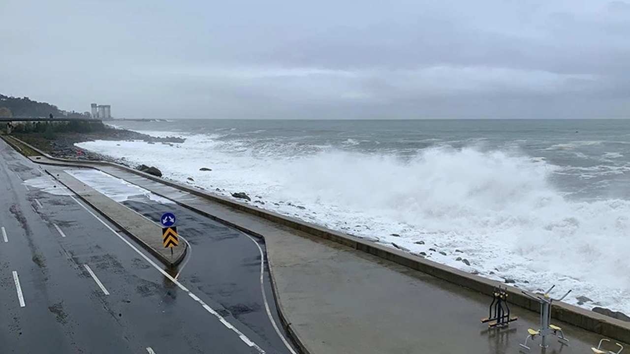 Kuvvetli rüzgar sebebiyle dalga boyu 4 metreye ulaştı