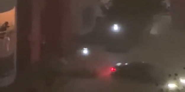 Kuvvetli yağış Başakşehir'i felç etti! Araçlar sel sularında sürüklendi