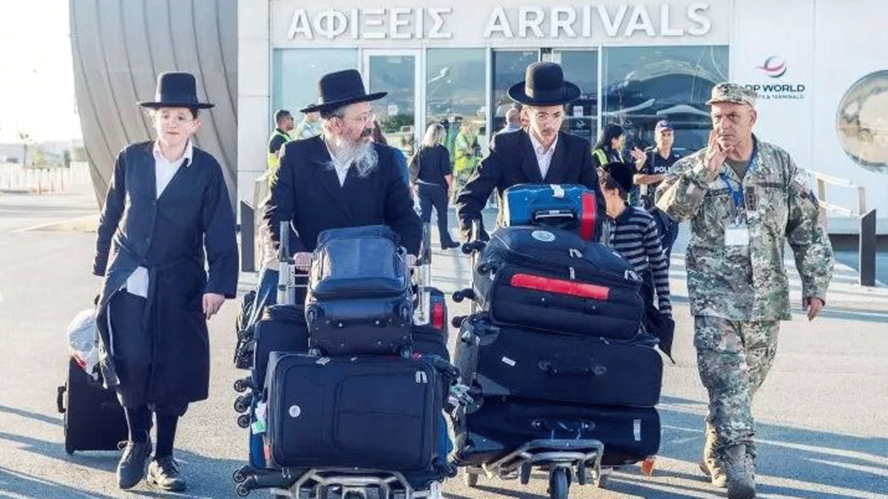 Kuyruğu kıstırıp kaçan Yahudiler Güney Kıbrıs’ta yer bırakmadı: Oteller ve Sinagoglar doldu, okullar barınma merkezi oldu!