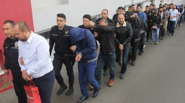 Kuyruğun sonu gelmedi! Hepsini enselediler