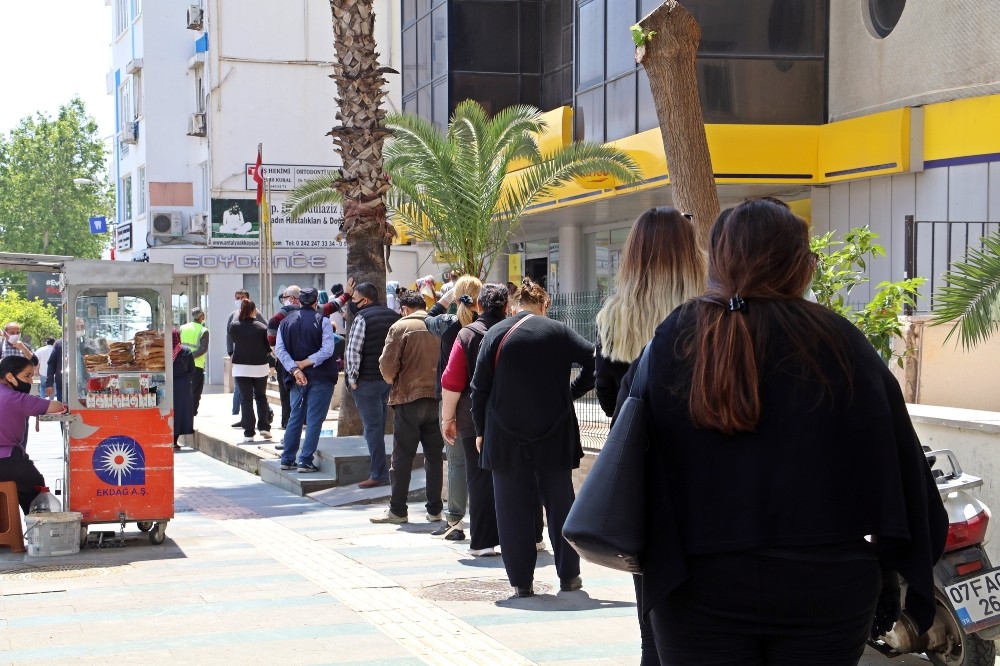 Kuyrukta beklemekten yorulan vatandaşlar yerlere oturup bekledi 