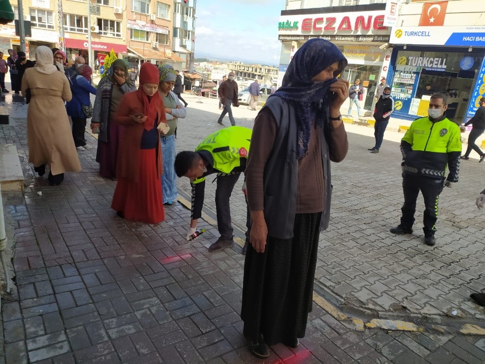 Kuyrukta sosyal mesafeye çizgili önlem 