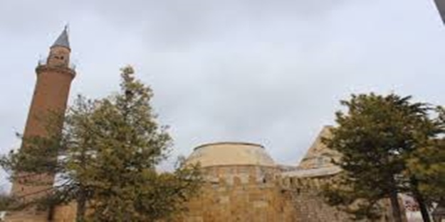 Kuyu açılmazsa cami rutubetten çürüyecek