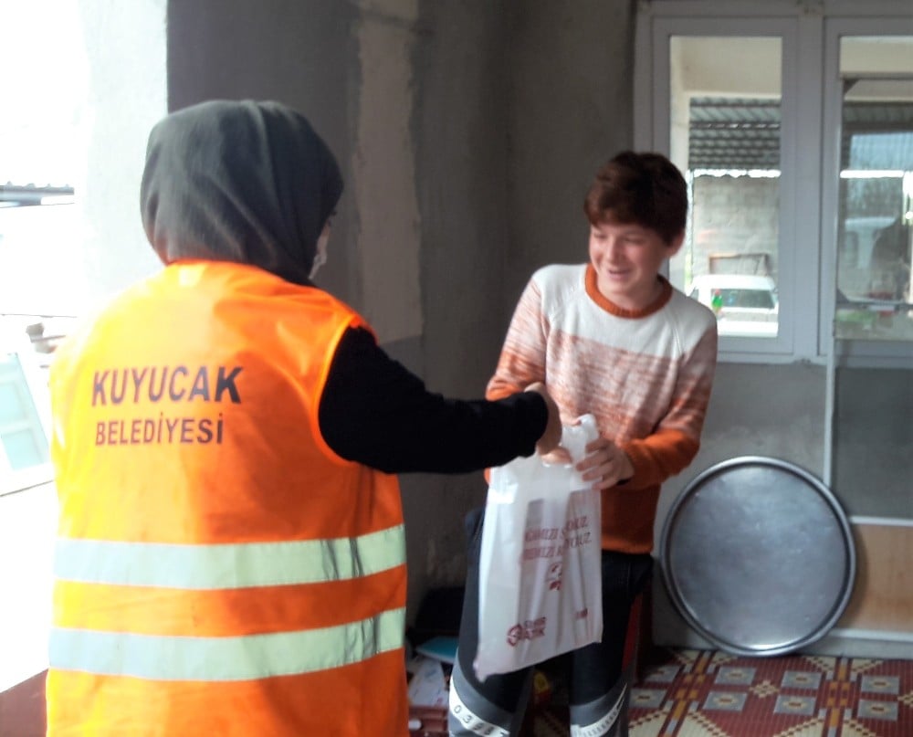 Kuyucak Belediyesi öğrencinin test kitabı isteğini yerine getirdi 