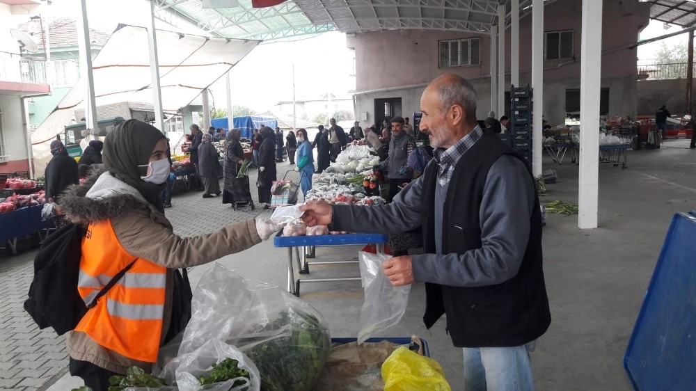 Kuyucak Belediyesi pazaryerlerinde esnafa maske dağıttı 