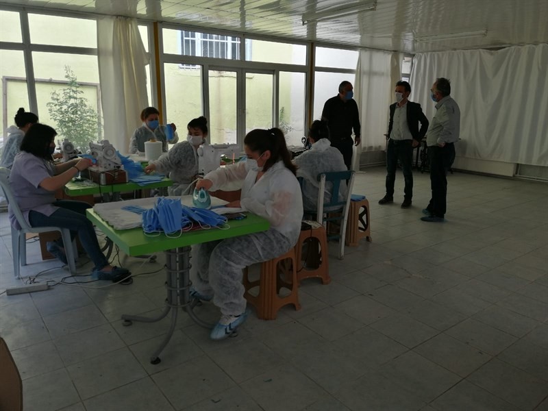 Kuyucak Kaymakamı Kurt, maske dikim atölyesini ziyaret etti 