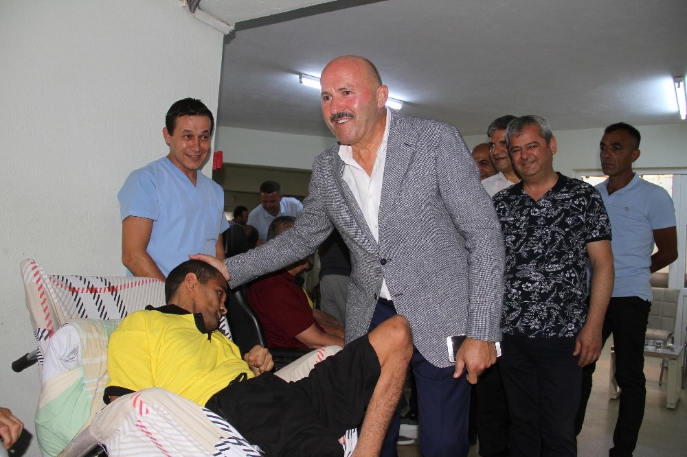 Kuyucak protokolü bayramda yaşlı, engelli ve şehit yakınlarını yalnız bırakmadı 