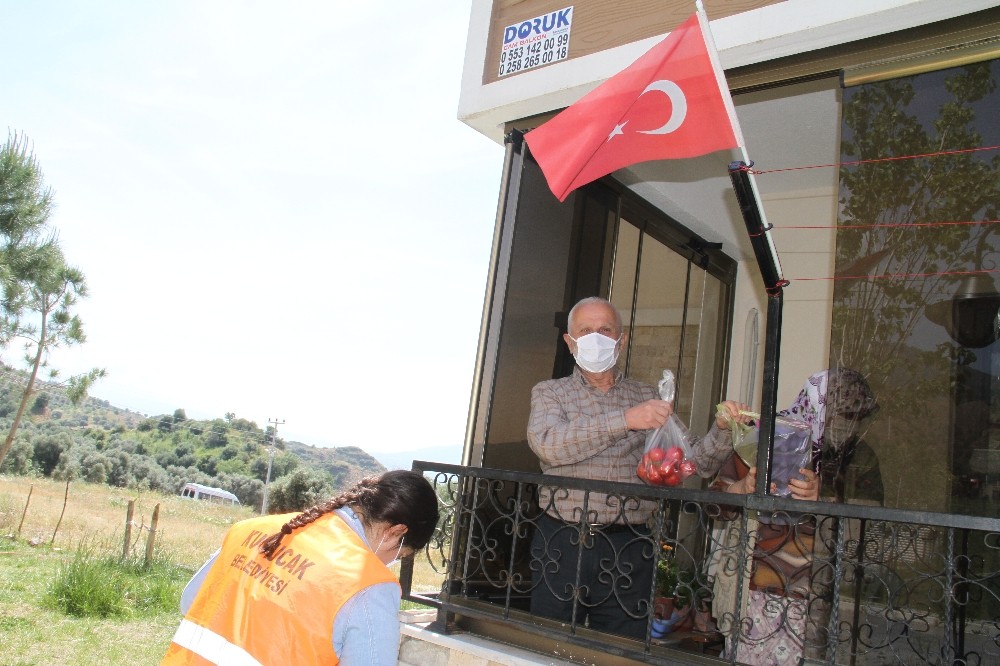 Kuyucak’ta 65 yaş üstü vatandaşlara pazar alışverişi desteği sürüyor 