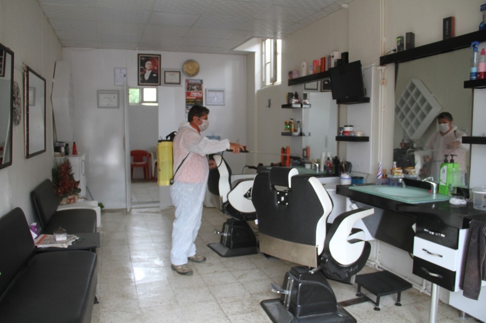 Kuyucak’ta berber ve kuaför salonları dezenfekte edildi 