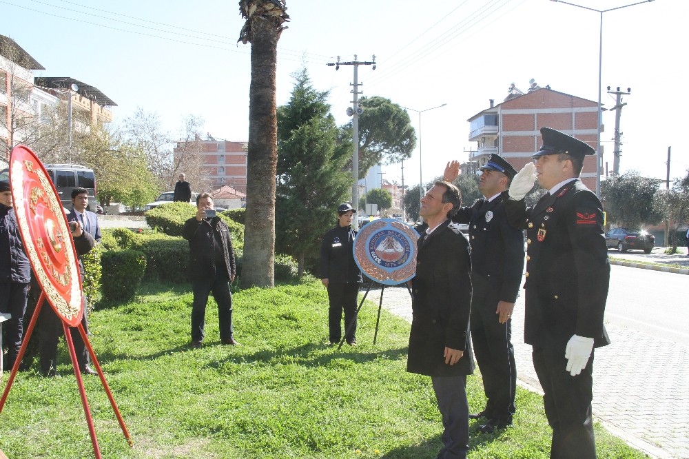 Kuyucak’ta şehitler için çelenk sunuldu 