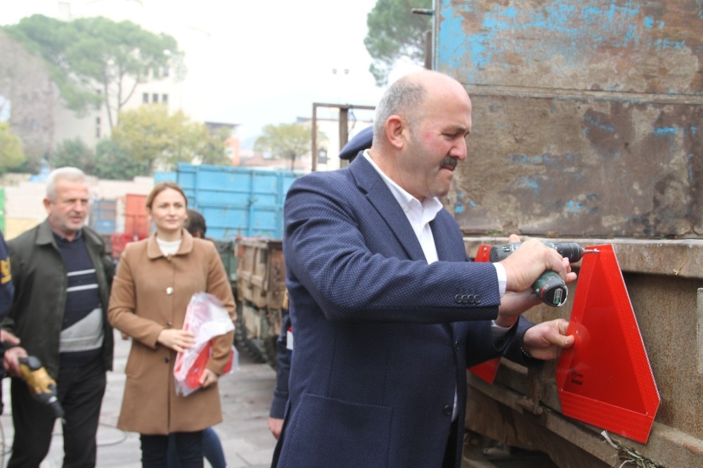 Kuyucak’ta traktörlere reflektör takıldı 