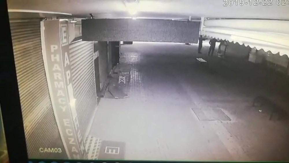 Kuyumcu dükkanına çatıdan girmek isteyen hırsız suçüstü yakalandı 