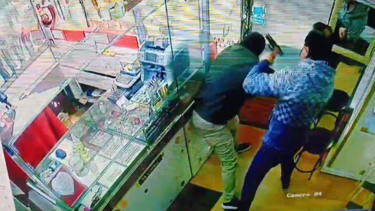 Kuyumcu, hırsızı böyle dövdü